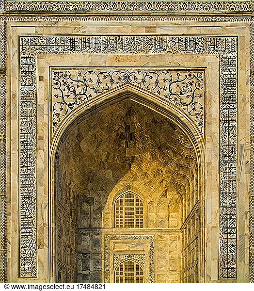 Koranverse im weißen Marmor  Taj Mahal  berühmtes Bauwerk der Mogulzeit Agra  Agra  Uttar Pradesh  Indien  Asien