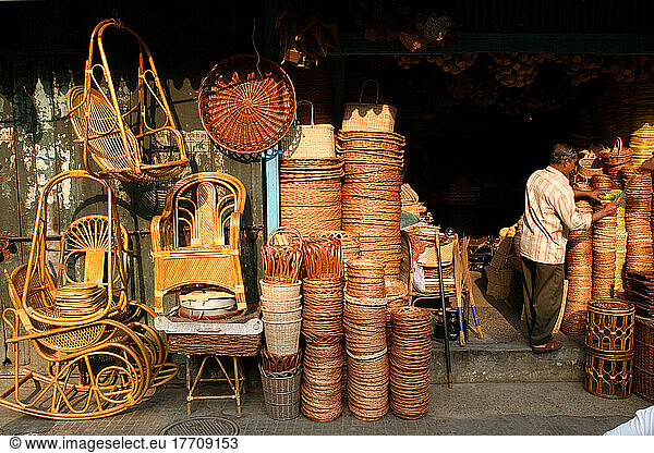 Korbwaren zum Verkauf in diesem Geschäft am New Market in der Nähe der Sudder Street  einem beliebten Viertel für preisgünstige Unterkünfte für Rucksacktouristen in Kalkutta / Kolkata  der Hauptstadt des Bundesstaates Westbengalen  Indien  Asien.