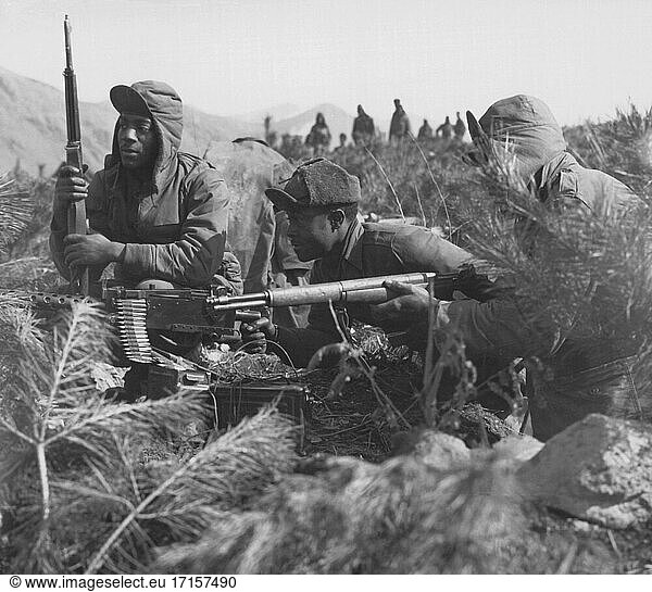 KOREA Songnimbong -- 21. Februar 1951 -- Eine Maschinengewehrmannschaft der US-Armee  Kompanie A  24. Regiment  25. Infanteriedivision  richtet ihr Geschütz auf chinesische Kommunisten in einem Dorf auf der anderen Seite des Han-Flusses in Songnimbong  Korea -- Bild von Lightroom Photos / US Army.