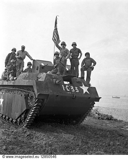 KOREAN WAR,  1950. U.S. Marines going ashore in Incheon,  South Korea,  preparing to plant a flag in Seoul. Photograph,  14 September 1950.