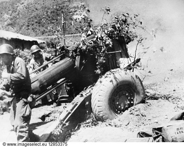 KOREAN WAR: ARTILLERY. U.S. field artillery at the front. Photographed c1951.