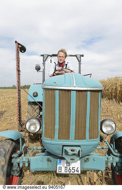 Kornfeld Mann Traktor reifer Erwachsene reife Erwachsene
