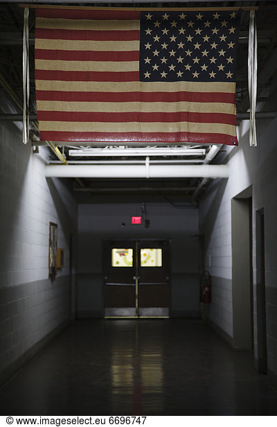 Korridor  Korridore  Flur  Flure  Fahne  amerikanisch