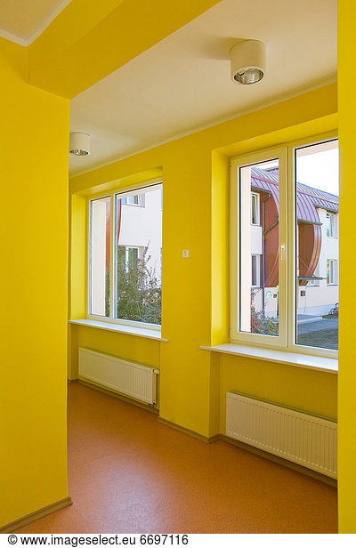 Korridor  Korridore  Flur  Flure  gelb  Schule