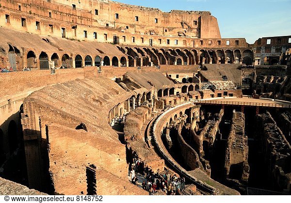 Korridor  Korridore  Flur  Flure  Rom  Hauptstadt  unüberdachte Tribüne  Italien  Norden