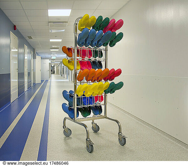 Korridor und Wartebereiche eines modernen Krankenhauses  ein Regal mit bunten chirurgischen Holzschuhen.