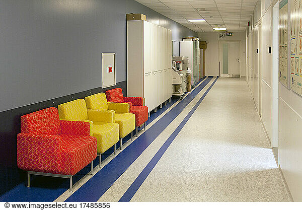 Korridor und Wartebereiche eines modernen Krankenhauses mit Sitzgelegenheiten