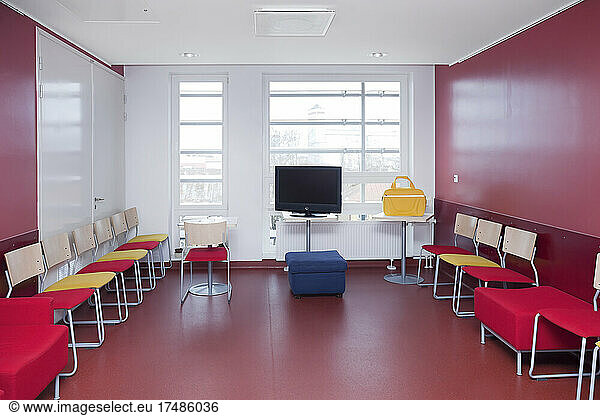Korridor und Wartebereiche eines modernen Krankenhauses mit Sitzgelegenheiten Gelber Sack.