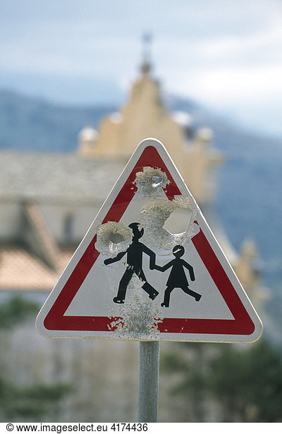 Korsika  Achtung Kinder Verkehrsschild  beschädigt  zerschossen