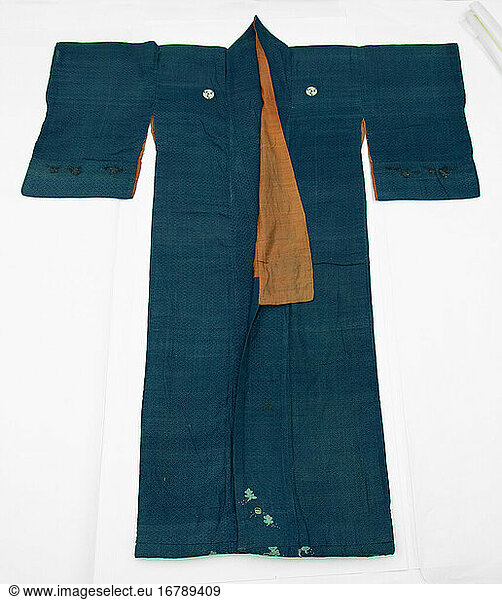 Kosode  ca. 1615–1868. Edo period (1615–1868).
Crests  perhaps bamboo  reserved in white.  149.9 × 117.8 cm.
Inv. Nr. 2001.428.52
New York  Metropolitan Museum of Art.
