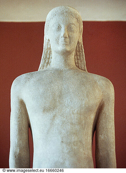 Kouros von Melos. Archaische Periode. 540 V. CHR. Frontaler Ausschnitt. Archäologisches Museum. Athen. Griechenland.