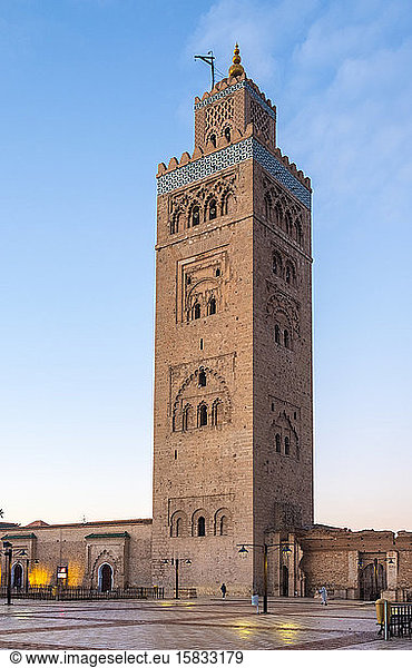 Koutoubia-Moschee aus dem 12. Jahrhundert im Morgengrauen  Marrakesch  Marokko