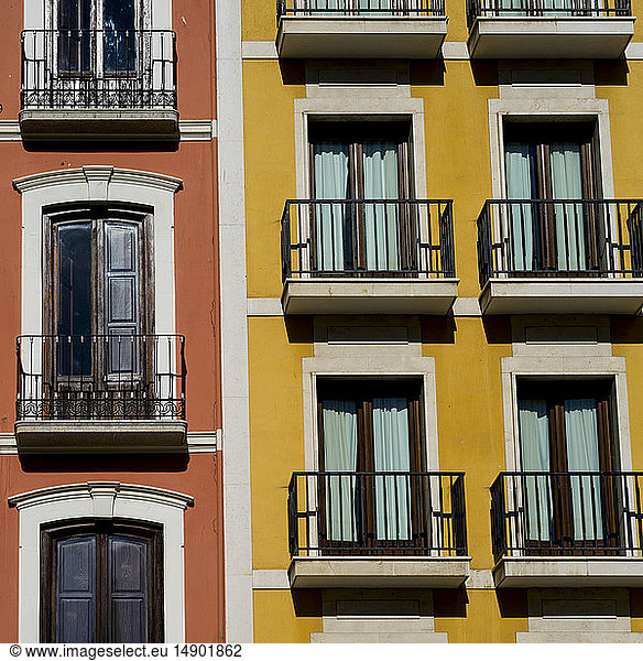 Kräftig gefärbte Fassade von Wohnhäusern mit Balkonen; Granada  Spanien