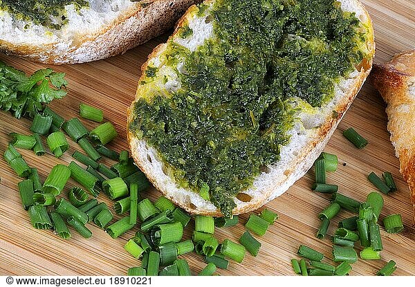 Kräuterpesto mit Schnittlauch  Bärlauch und Petersilie  Bärlauch