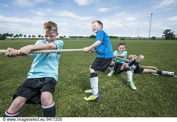 Kraft üben Tauziehen jung Fußballmannschaft