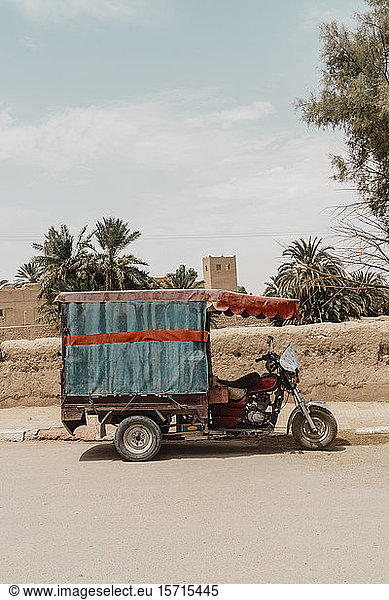 Kraftfahrzeug am Straßenrand geparkt  Fez  Marokko