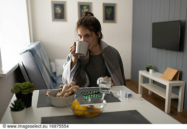 Kranke Frau trinkt warmen Tee