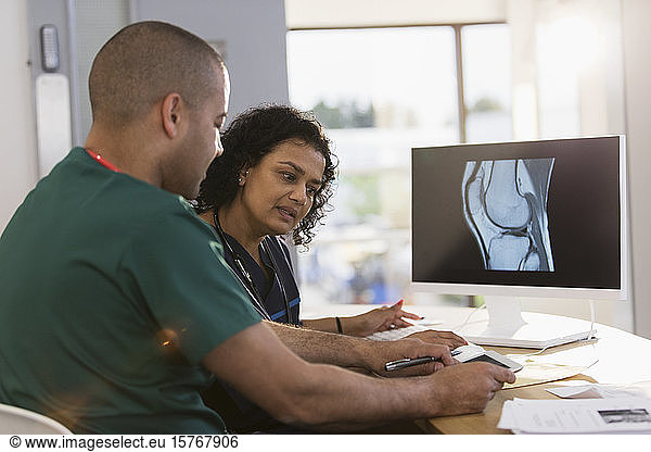 Krankenschwestern besprechen digitales Röntgen in der Klinik