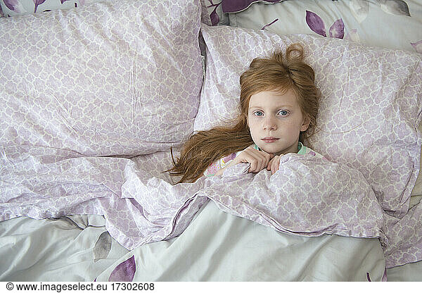 Krankes kleines Mädchen im Bett