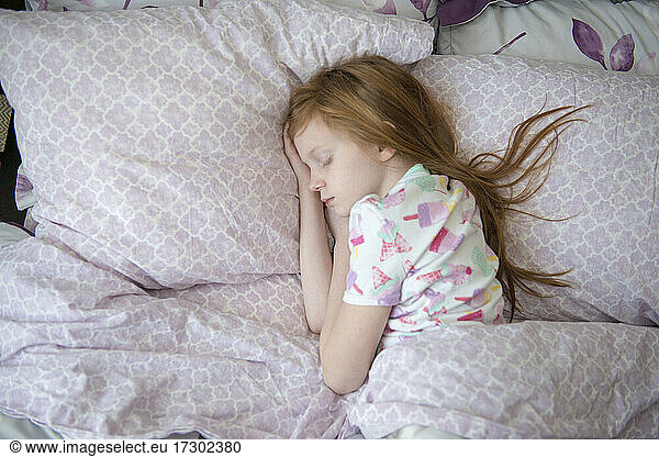 Krankes kleines Mädchen im Bett schlafend