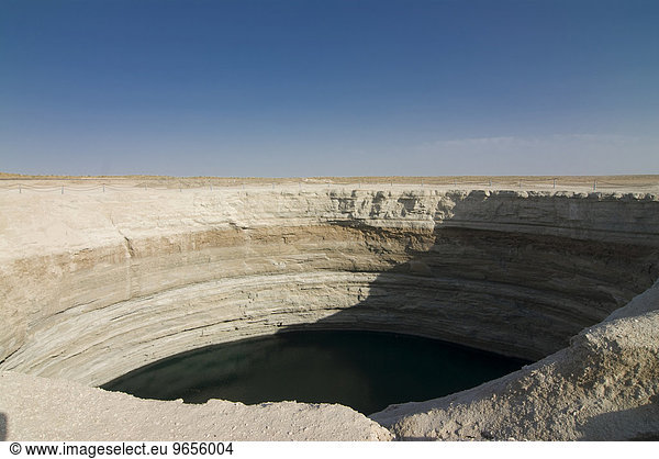 Krater mit Wasser gefüllt  Karakol  Turkmenistan  Zentralasien  Asien
