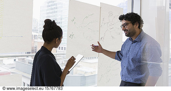 Kreative Geschäftsleute beim Brainstorming im Büro