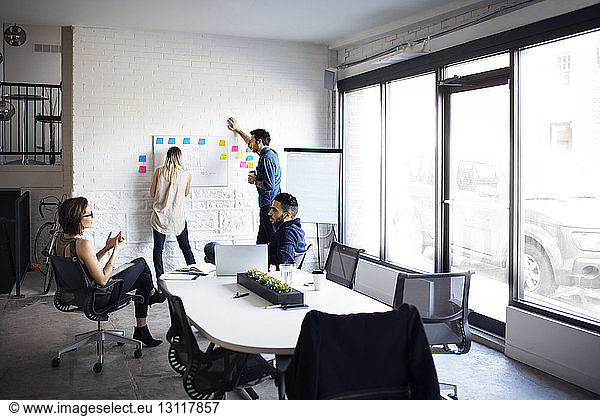 Kreative Menschen diskutieren und planen im Büro
