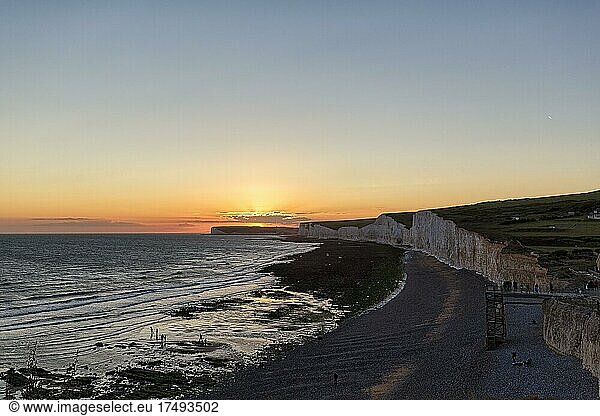 Kreideküste nach Sonnenuntergang  Seven Sisters  Gegenlicht  Birling Gap  East Sussex  South Downs  England  Großbritannien  Europa