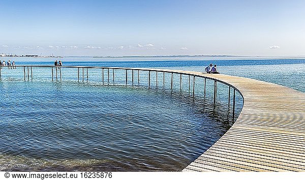 Kreisförmige Brückenkonstruktion  Badesteg aus Holz am Varna Strand  Ballehage Strand  Aarhus  Jütland  Dänemark  Europa