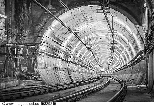 Kreisförmiger Eisenbahntunnel mit Licht und Schienen