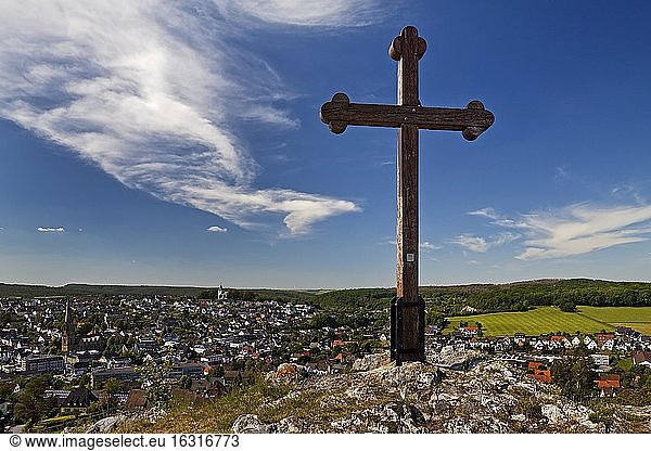 Kreuz auf dem Piusberg mit Blick auf die Stadt  Warstein  Sauerland  Nordrhein-Westfalen  Deutschland  Europa
