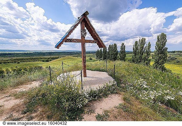 Kreuz auf einem der Hügel von Suta de Movile - The Hundred Hills - Naturschutzgebiet im Bezirk Riscani in Moldawien.