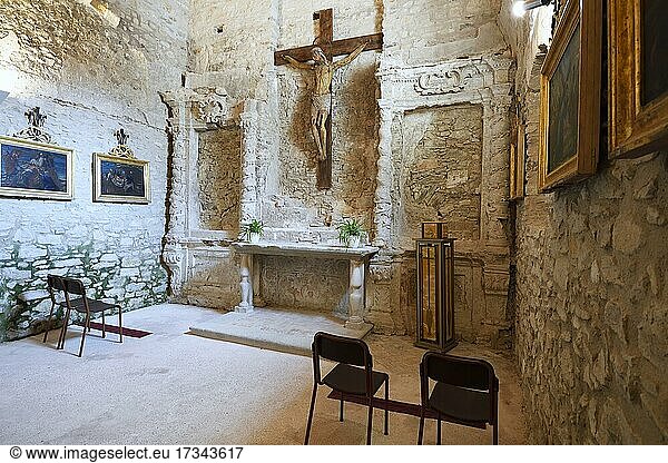 Kreuz und Altarraum. 11. Jahrhundert  Chiesa San Giuliano  Bergdorf Erice  Sizilien  Italien  Europa
