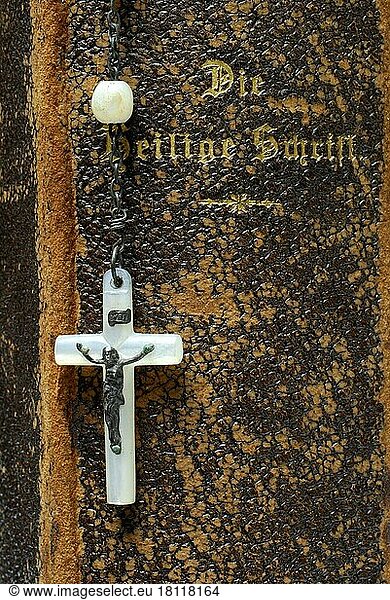 Kreuz von Rosenkranz auf Bibel  Kruzifix  Heilige Schrift  Buch