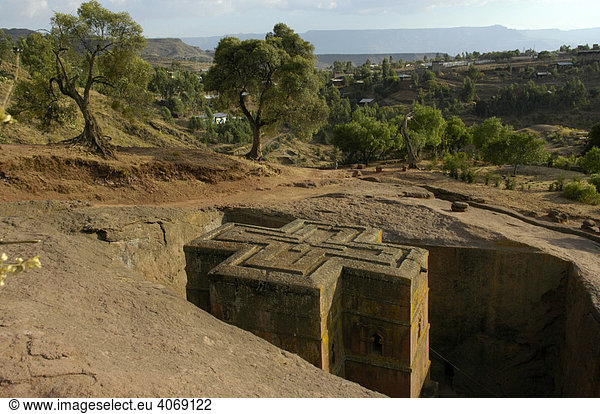 Kreuzförmige Felsenkirche Beta Gyorgis in der Landschaft  Georgskirche  Lalibela  Äthiopien  Afrika