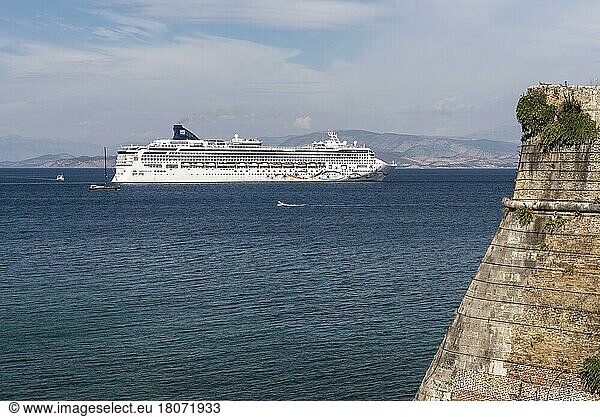 Kreuzfahrtschiff  alte Festung  Kerkyra  Insel Korfu  Ionische Inseln  Mittelmeer  Griechenland  Europa