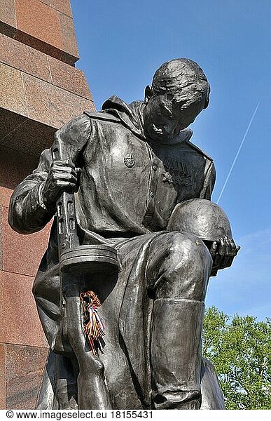 Krieger-Skulptur  Sowjetisches Ehrenmal  Treptow  Berlin  Deutschland  Soldaten-Skulptur  Europa