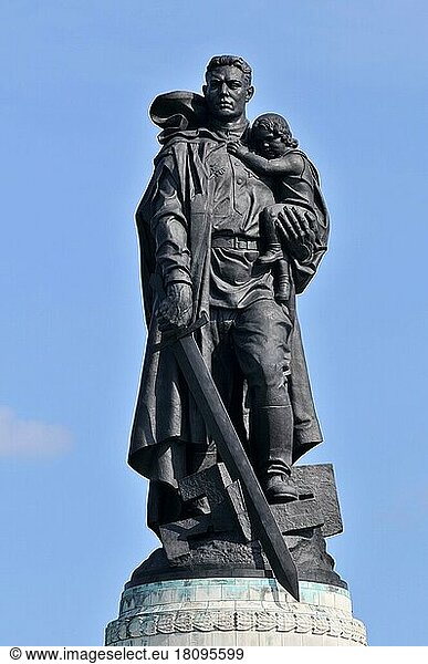 Krieger-Skulptur  Sowjetisches Ehrenmal  Treptow  Berlin  Deutschland  Soldaten-Skulptur  Schwert  Europa