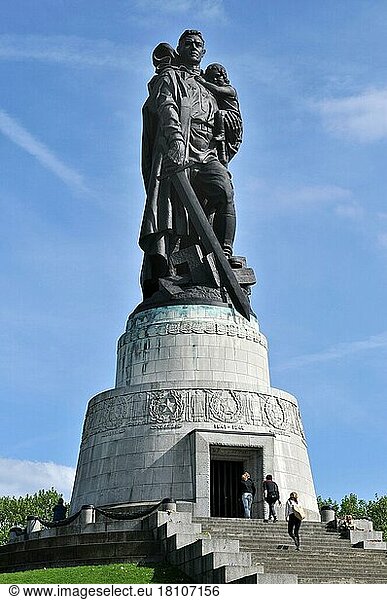 Krieger-Skulptur  Sowjetisches Ehrenmal  Treptow  Berlin  Deutschland  Soldaten-Skulptur  Schwert  Europa