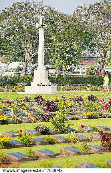 Kriegsgedenkkreuz und Gräberreihen auf dem Kriegsfriedhof Kanchanaburi  Thailand