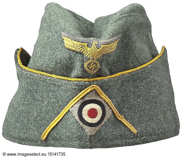 KRIEGSMARINE  FeldmÃ¼tze M 38 'Schiffchen' fÃ¼r Offiziere der KÃ¼stenartillerie mitbefÃ¶rdertes KammerstÃ¼ck Feldgraues Wolltuch  grÃ¼n lackierte LÃ¼ftungsnieten aus Zink  umlaufend goldgelbe Litze (zeitgenÃ¶ssisch aufgenÃ¤ht)  das Innenfutter mit Abnahme- ('B.A.K. 31.7.39')  Hersteller-  Jahreszahl-('1939') und GrÃ¶ÃŸenstempel ('55'). BeVo-gewebte Effekten (goldgelb auf feldgrauem Grund)  goldgelber Soutache-Winkel.