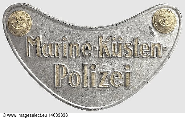 KRIEGSMARINE  Kriegsmarine  Ringkragen der Marine-KÃ¼sten-Polizei Versilberte FeinzinkausfÃ¼hrung  Schriftzug und KnÃ¶pfe mitgeprÃ¤gt und mit phosphorisierender Leuchtfarbe lackiert. RÃ¼ckseitige Abdeckung aus graublauem Filz  horizontale Befestigungsnadel. Getragenes StÃ¼ck in einem sehr ordentlichen Zustand. Die Marine-KÃ¼sten-Polizei war Teil der Kriegsmarine  ihr oblag die Ãœberwachung des KÃ¼stenvorfeldes  der FlÃ¼sse und der schiffbaren Binnenseen