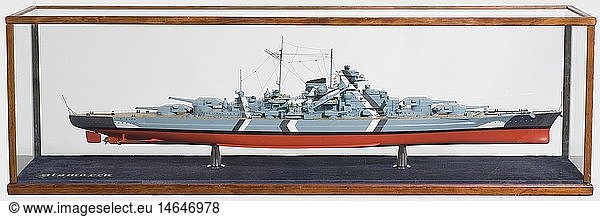 KRIEGSMARINE  Schlachtschiff 'Bismarck'  Modell im MaÃŸstab 1 : 200 AufwÃ¤ndiges  detailliertes  nach OriginalplÃ¤nen hergestelltes Vollmodell aus Metall  Kunststoff und Holz. Tarnbemalung  Artillerie nicht beweglich. Komplett mit Glassturz. GesamtlÃ¤nge 140 cm  ModelllÃ¤nge 125 cm. Stapellauf am 14.2.39 als erstes Schiff der nach ihr benannten Bismarck-Klasse. Indienststellung 24.08.40  ab MÃ¤rz 1941 Flagschiff des Flottenchefs Admiral LÃ¼tjens beim Unternehmen 'RheinÃ¼bung'  24.5.41 Versenkung des Schlachtschiffes 'Hood' in der DÃ¤nemarkstraÃŸe  am 26.5.41 nach Flugzeugtorpedotreffer nicht mehr manÃ¶vrierfÃ¤hig und durch Ã¼berlegene englische KrÃ¤fte versenkt.