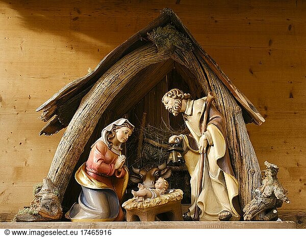 Krippe mit heiliger Familie auf dem Weihnachtsmarkt  Dortmund  Ruhrgebiet  Nordrhein-Westfalen  Deutschland  Europa