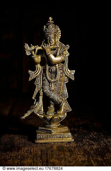 Krishna Gott Vishnu Avatar Messing Statue vorhölzernen Hintergrund