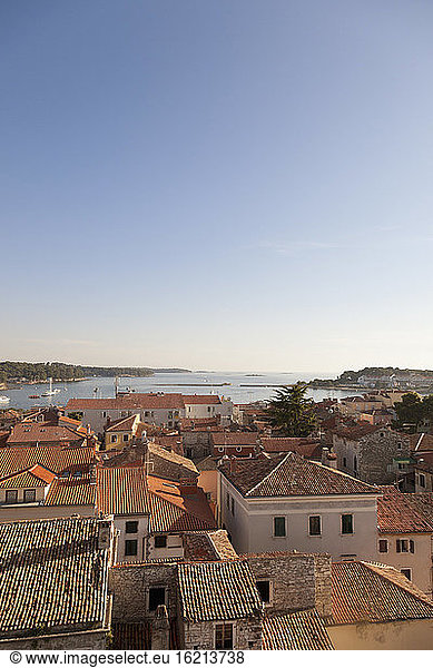Kroatien Blick vom Turm der Euphrasius-Basilika auf die Altstadt von Porec