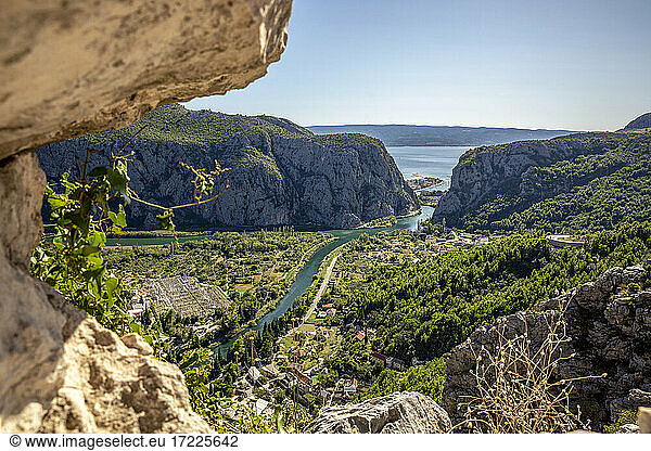 Kroatien  Dalmatien  Omis  Siedlung am bewaldeten Ufer des Flusses Cetina im Sommer