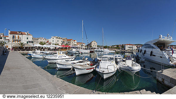 Kroatien  Dalmatien  Primosten  Hafen