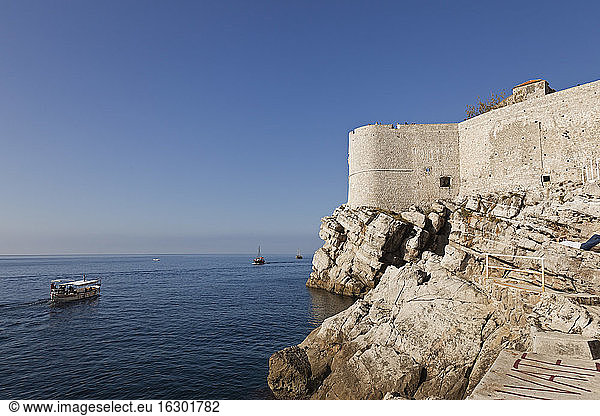Kroatien  Dubrovnik  Blick auf die alte Stadtmauer