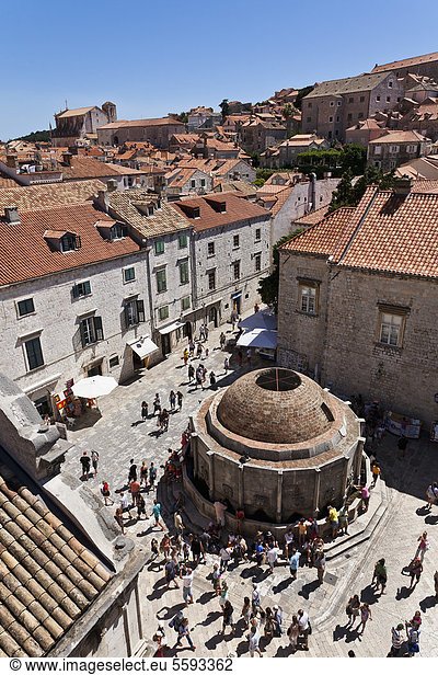 Kroatien  Dubrovnik  Menschen am Großen Onofrio Brunnen und Stradun